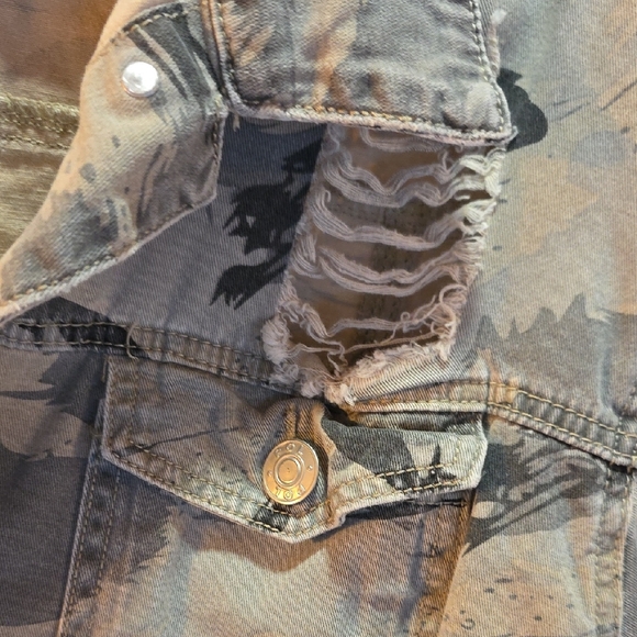 POL Women's Distressed Camo and Leopard Jean Jacket - Picture 4 of 5
